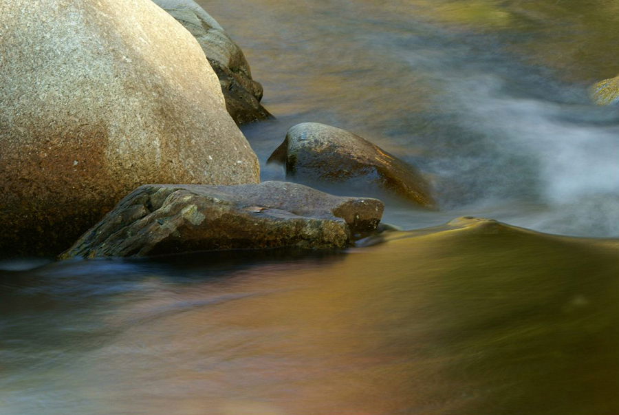 autumn-stream-flows-around-rocks_DSC00921