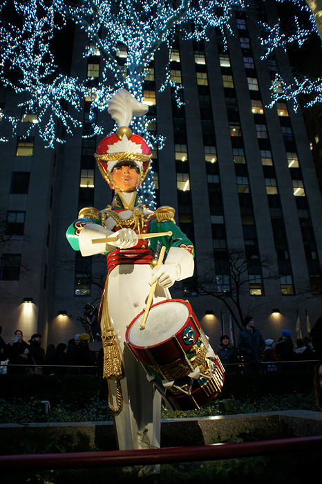 Drummer statue at Rockefeller Center