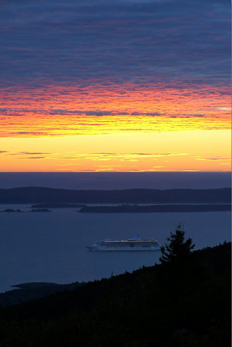 sunrise-over-Bar-Harbor-with-cruise-ship_DSC08874